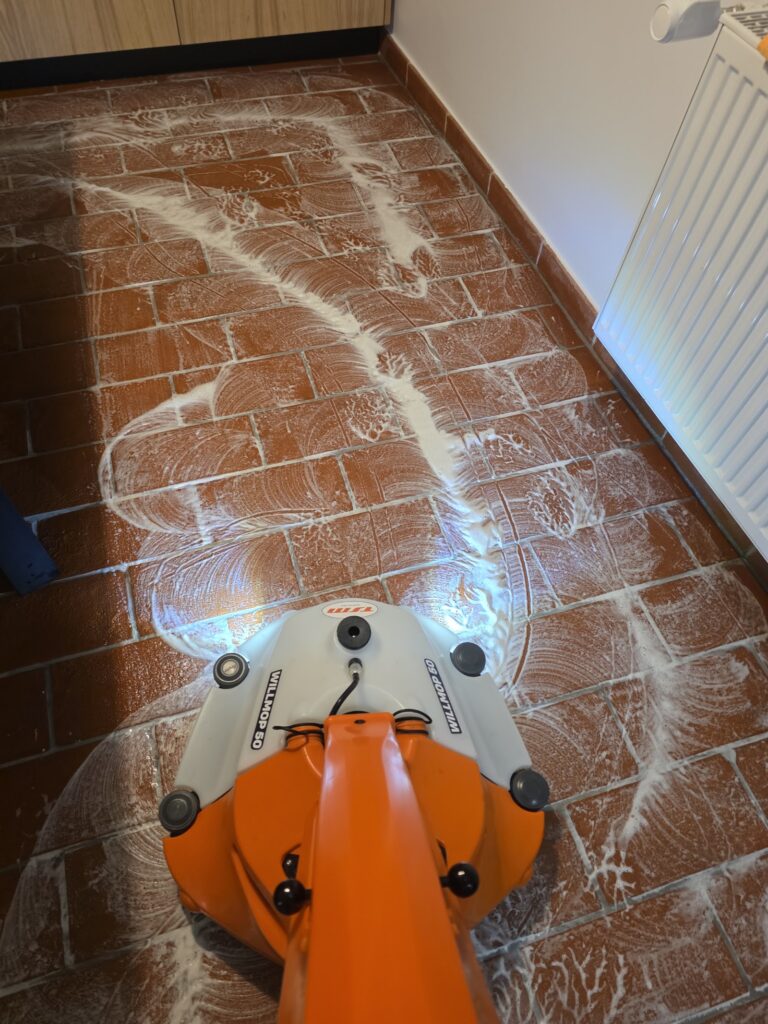 Curățare gresie cu monodisc profesional, Ola Cleaning Brașov