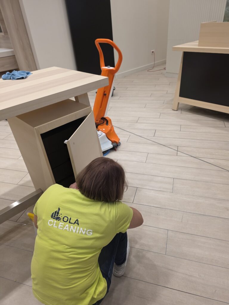 Curățenie birouri, aspirat mocheta sub birou, Ola Cleaning Brașov
