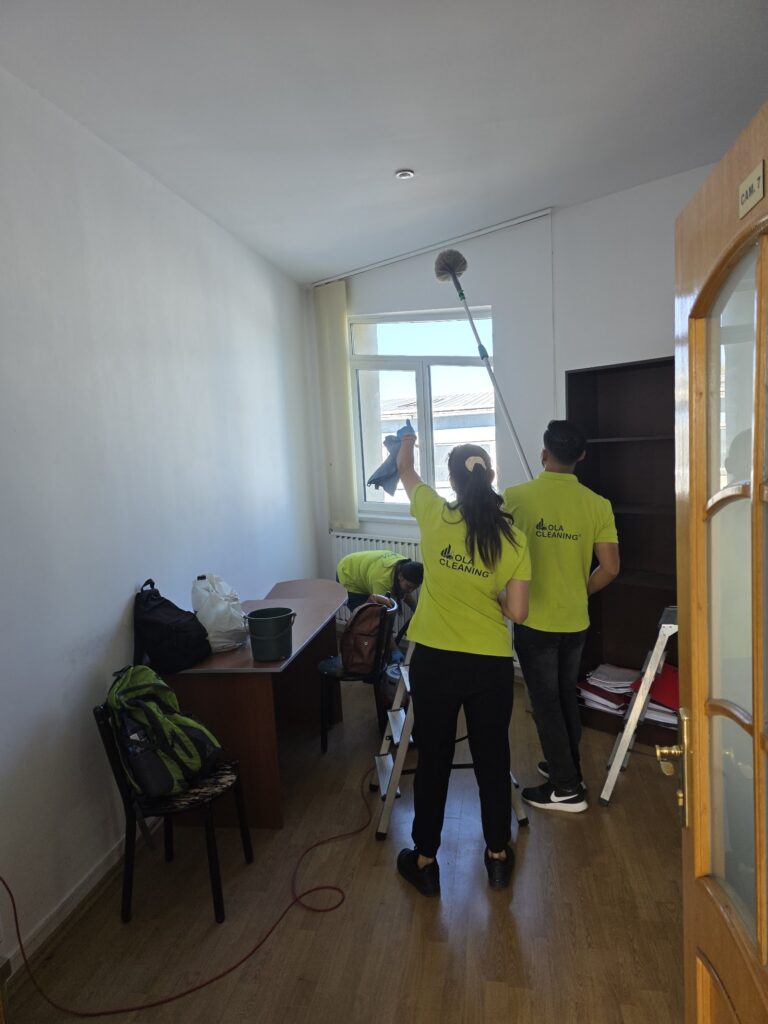 Echipa Ola Cleaning la o lucrare de curățenie în Brașov