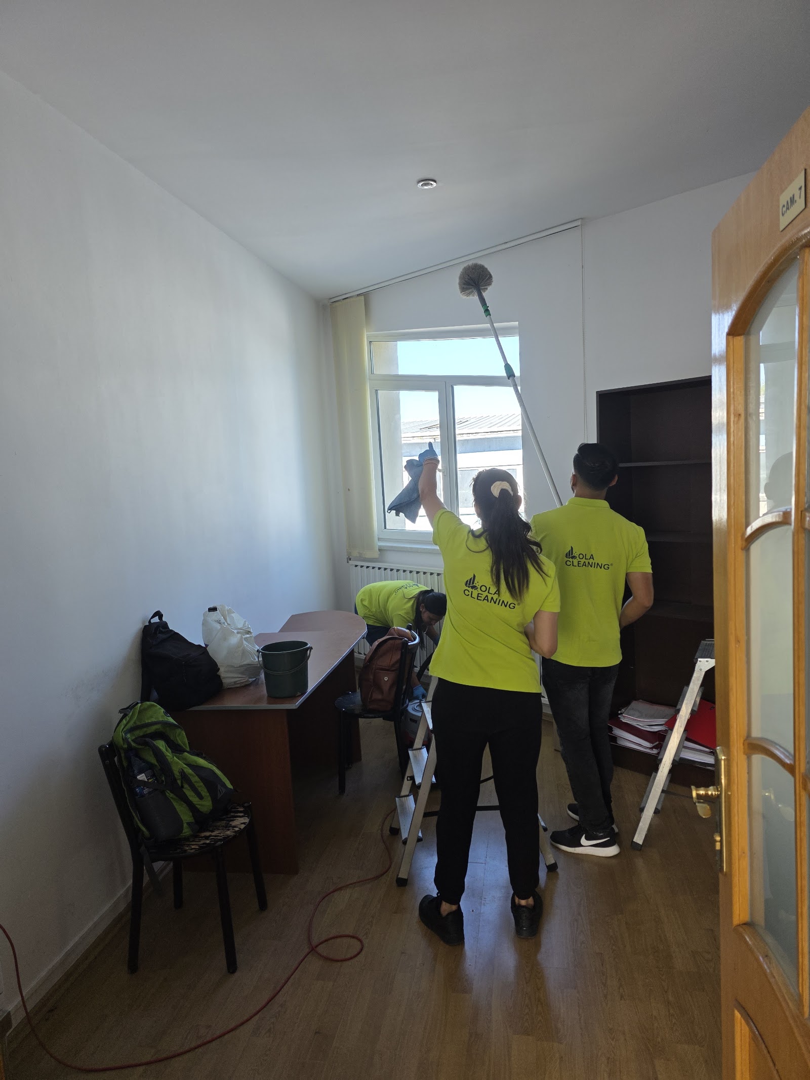 Echipa Ola Cleaning la o lucrare de curățenie în Brașov