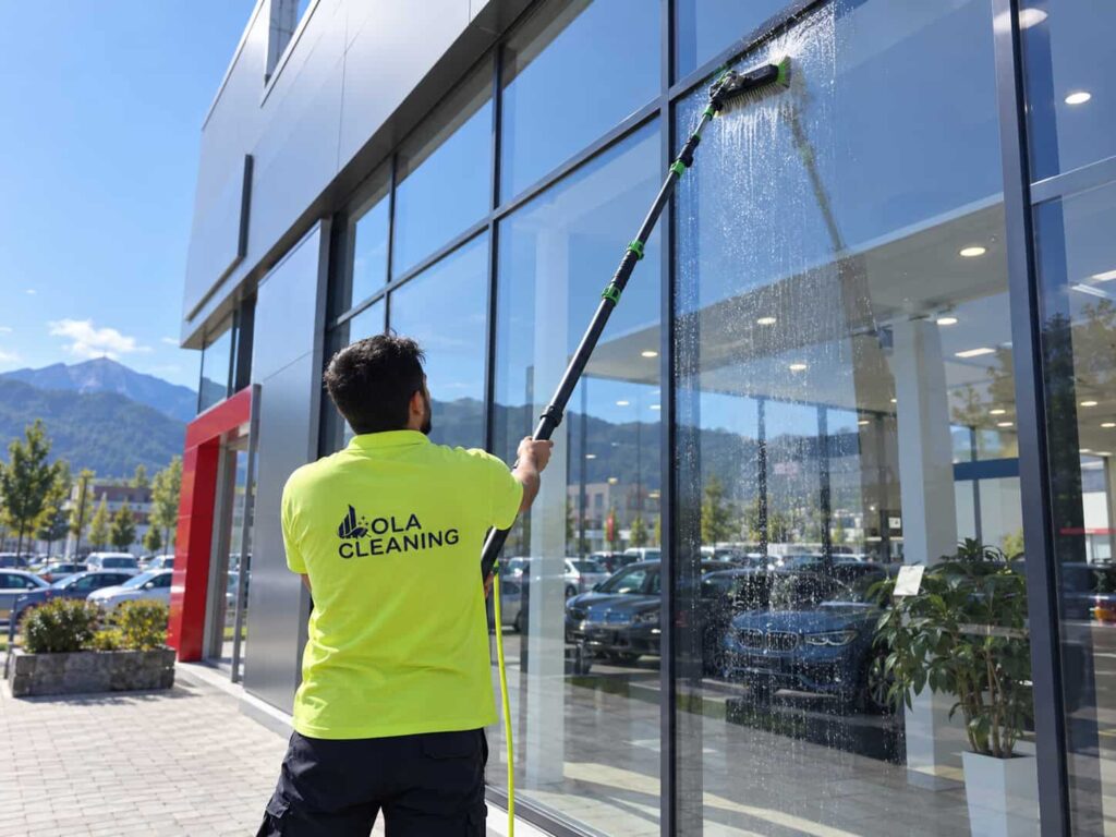 Spălarea geamurilor exterioare cu sistem telescopic